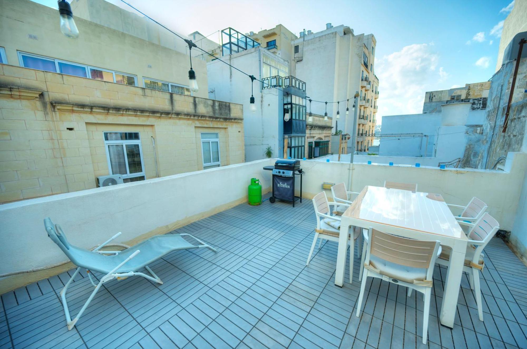Seaview Sliema 30 Seconds To High Street & Ferry, 2X Double En-Suite Bedrooms, Modern Whole Traditional Townhouse, Kitchen, Living Area, & Roof Terrace Buitenkant foto
